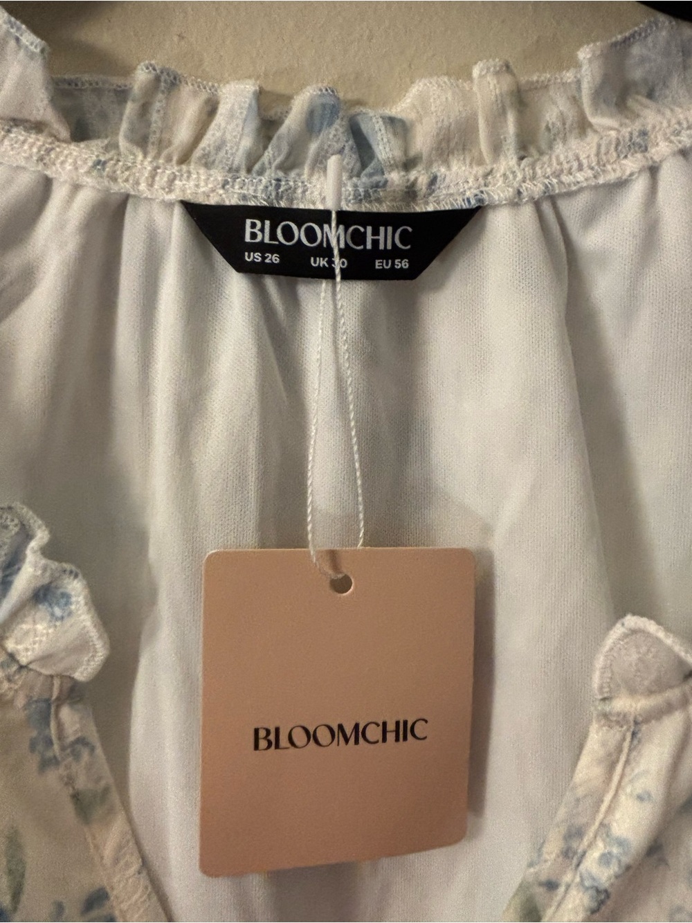 BloomChic Blue Floral V-Neck Short Sleeve Top Size 26 NWT - Picture 2 of 3